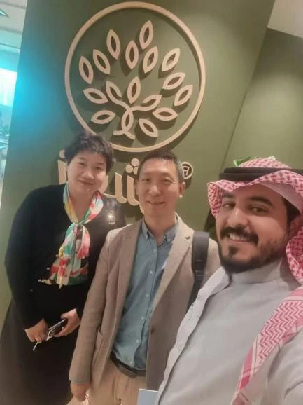 Dubai customer came to inspect the garbage truck